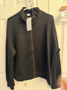 XIEERDUO XL Black Top with Clean Tag Detailing